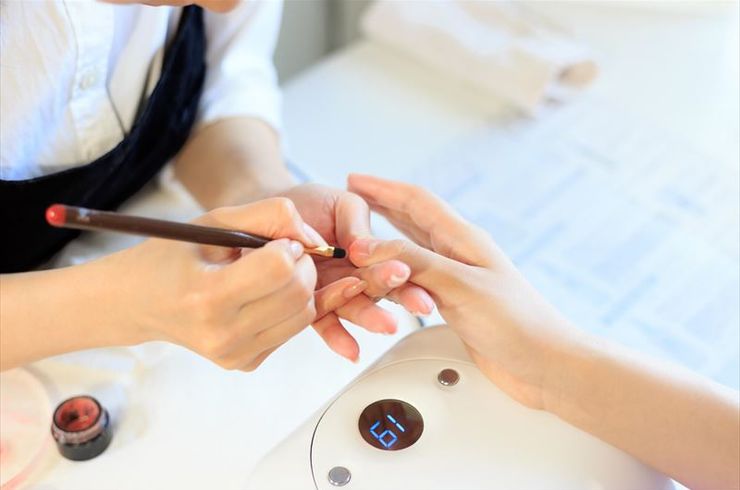 丁寧な施術をする女性